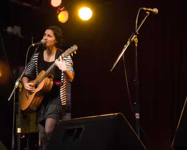 Madeleine Sami singing solo at the Kings Arms, Auckland, New Zealand (2007)
