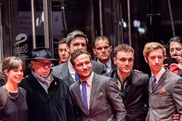 Filmcrew von Victoria auf der Berlinale mit Festivaldirektor Dieter Kosslick (2015)