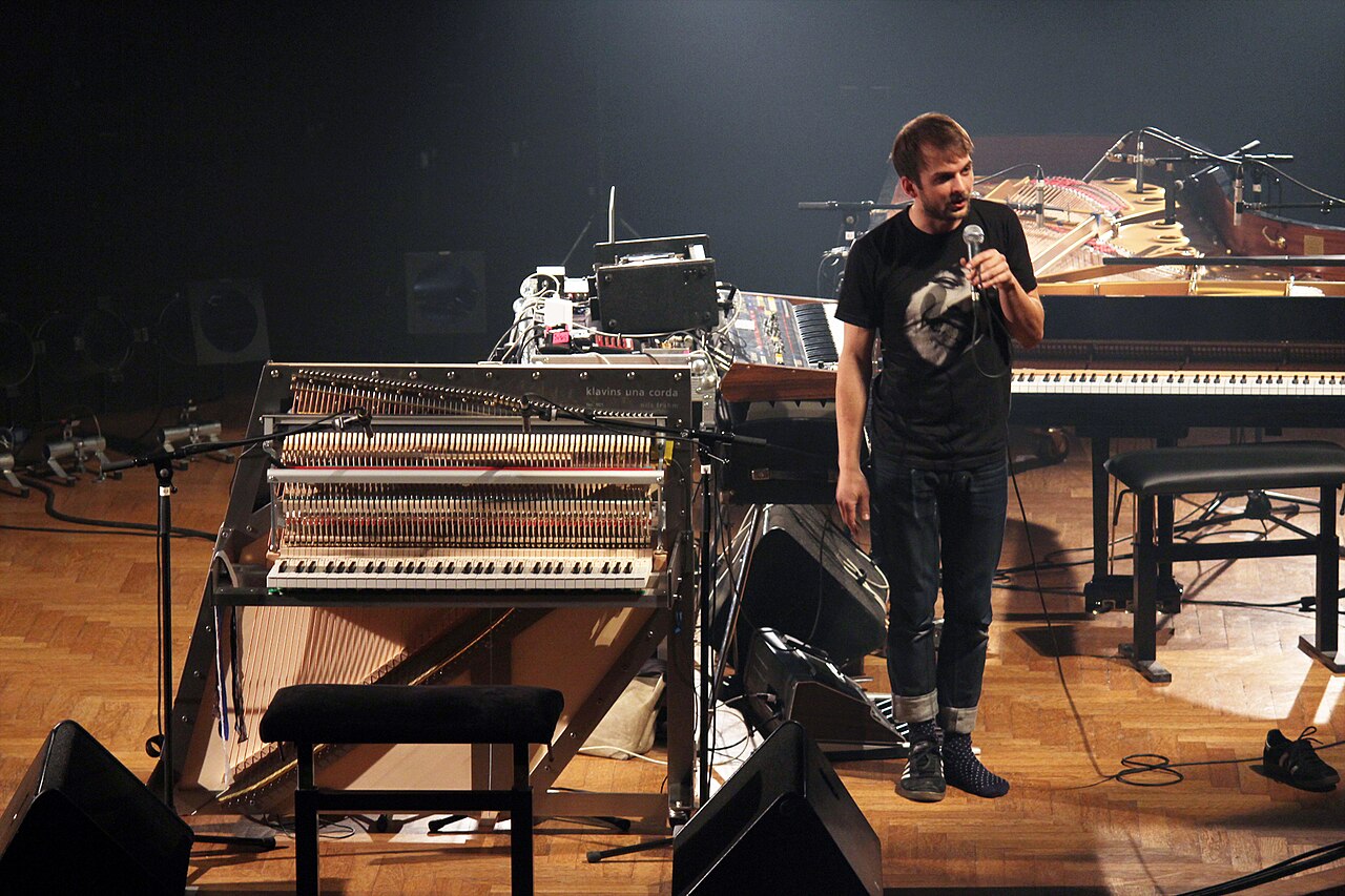 Nils Frahm présente son piano Una Corda pour sa première performance en public lors du Bozar Electronic Arts Festival 2014.