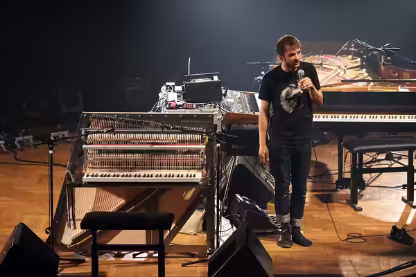Nils Frahm présente son piano Una Corda pour sa première performance en public lors du Bozar Electronic Arts Festival 2014.