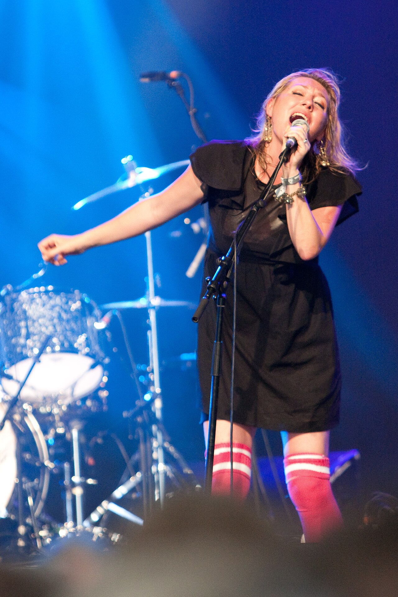 Martha Wainwright singing at the 2008 Cambridge Folk Festival