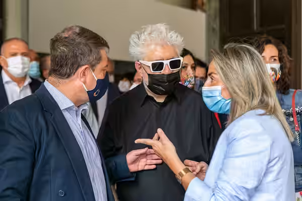 Toledo, 15 de mayo de 2021.- El presidente de Castilla-La Mancha, Emiliano García-Page, inaugura la muestra ‘Pintura’ obra de Pedro Almodóvar y Jorge Galindo. (
