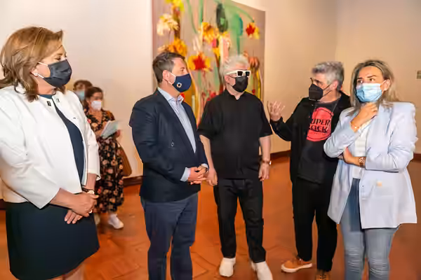 Toledo, 15 de mayo de 2021.- El presidente de Castilla-La Mancha, Emiliano García-Page, inaugura la muestra ‘Pintura’ obra de Pedro Almodóvar y Jorge Galindo. (