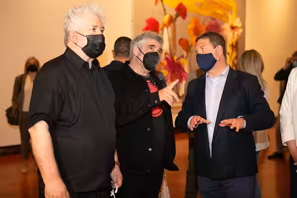 Toledo, 15 de mayo de 2021.- El presidente de Castilla-La Mancha, Emiliano García-Page, inaugura la muestra ‘Pintura’ obra de Pedro Almodóvar y Jorge Galindo. (