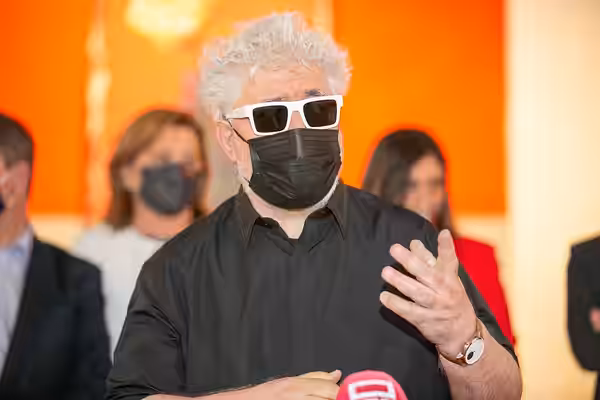 Toledo, 15 de mayo de 2021.- El presidente de Castilla-La Mancha, Emiliano García-Page, inaugura la muestra ‘Pintura’ obra de Pedro Almodóvar y Jorge Galindo. (