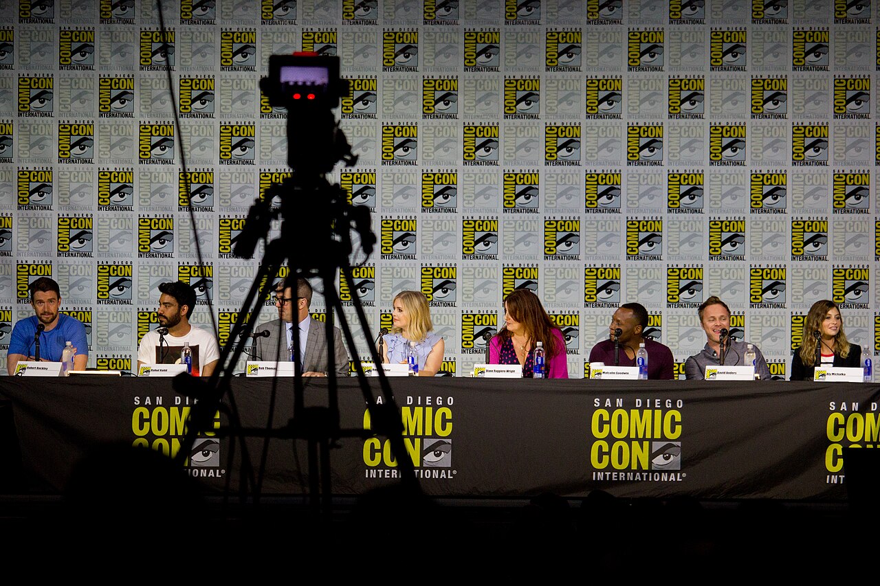 iZombie panel at the 2017 Comic-Con International: Robert Buckley, Rahul Kohli, Rob Thomas, Rose McIver, Diane Ruggiero-Wright, Malcolm Goodwin, David Anders an