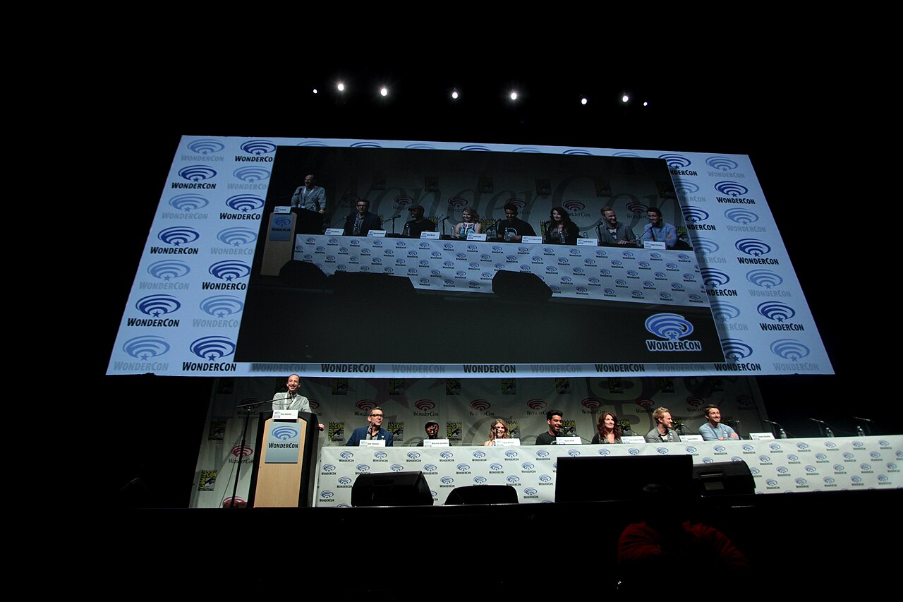 Ben Blacker, Rob Thomas, Malcolm Goodwin, Rose McIver, Rahul Kohli, Diane Roggiero-Wright, David Anders and Robert Buckley speaking at the 2015 Wondercon, for "