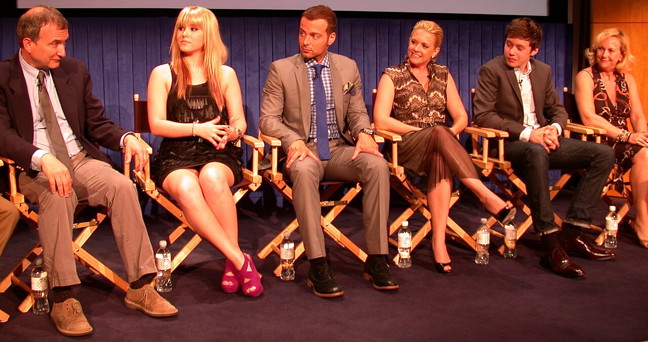 From left to right: David Kendall, Taylor Spreitler, Joey Lawrence, Melissa Joan Hart, Nick Robinson, Paula Hart. (2011)