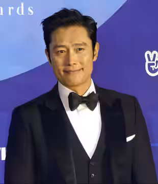 On May 1st, Lee Byung-hun attended and had a photo session at the 55th Baeksang Arts Awards red carpet event at COEX in Samseong-dong, Gangnam-gu, Seoul. (2019)