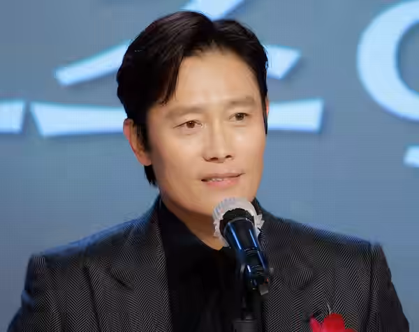 11일 오후 서울 중구 KG타워 하모니홀에서 열린 '제40회 영평상' 시상식에서 남우주연상을 수상한 배우 이병헌이 소감을 말하고 있다. (2020)