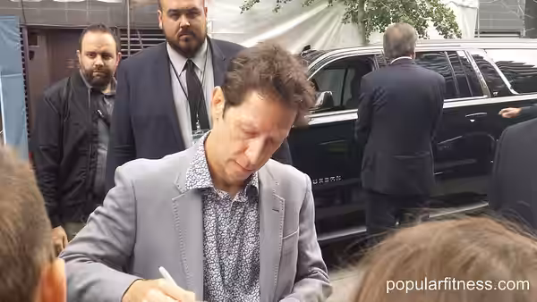 from <a href="https://www.popularfitness.com" rel="noreferrer nofollow">www.popularfitness.com</a> Close-ups of Tim Blake Nelson signing a lot autog (2019)