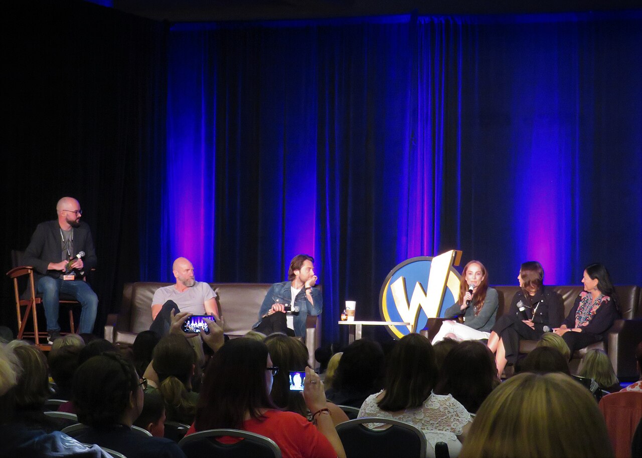 Graham McTavish, Richard Rankin, Lotte Verbeek, Sophie Skelton, and Diana Gabaldon at the Q&amp;A panel for Outlander, Wizard World Chicago 2018