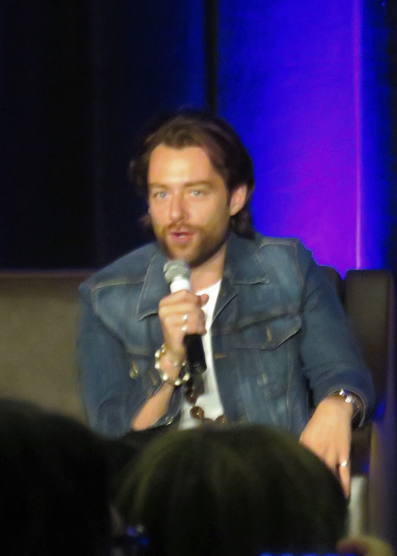 Richard Rankin at the Q&amp;A panel for Outlander, Wizard World Chicago 2018