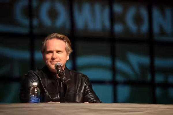 Cary Elwes speaking at the 2014 Phoenix Comicon at the Phoenix Convention Center in Phoenix, Arizona. Please attribute to Gage Skidmore if used elsewhere.