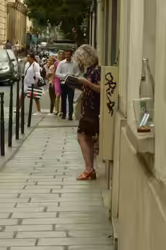 Lectrice du roman Hamnet de Maggie O'Farrell, à Paris, IVe arrondissement.