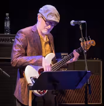 Scott Bomar with Don Bryant and The Bo-Keys at the stage at Cosmopolite. The concert took place on 08. September 2017. Lineup: Don Bryant (vocal), Joe Restivo (