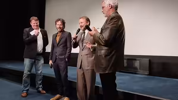 Avant-première de "Glass Onion: Une histoire à couteaux tirés" à la Cinémathèque française en décembre 2022, avec de gauche à droite: Frédéric Bonnaud, Ram Berg