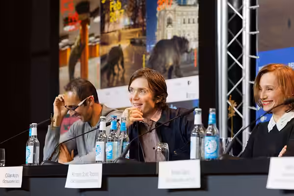 Cillian Murphy mit Kurban Kassam (Produzent) und Kristin Scott Thomas bei der Pressekonferenz zu The Party bei der Berlinale 2017