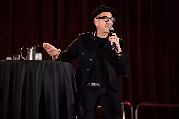 Jeff Goldblum speaking with attendees at the 2019 Phoenix Fan Fusion at the Phoenix Convention Center in Phoenix, Arizona. Please attribute to Gage Skidmore if 