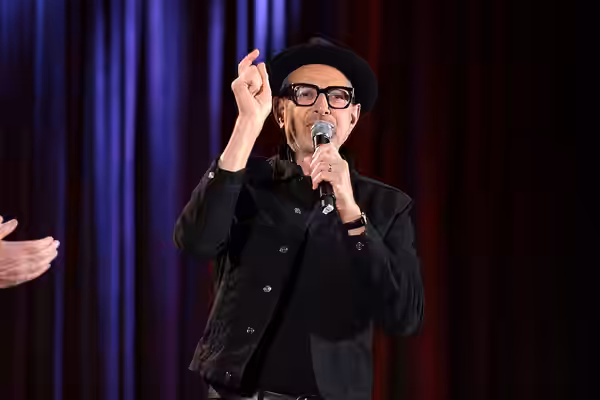 Jeff Goldblum speaking with attendees at the 2019 Phoenix Fan Fusion at the Phoenix Convention Center in Phoenix, Arizona. Please attribute to Gage Skidmore if 