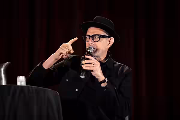 Jeff Goldblum speaking with attendees at the 2019 Phoenix Fan Fusion at the Phoenix Convention Center in Phoenix, Arizona. Please attribute to Gage Skidmore if 