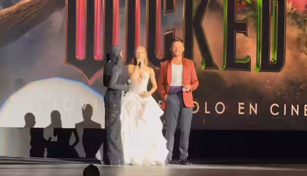 Cynthia Erivo, Ariana Grande y Jonathan Bailey en la premiere de “Wicked” en el Auditorio Nacional, Ciudad de México el 11 de noviembre de 2024.