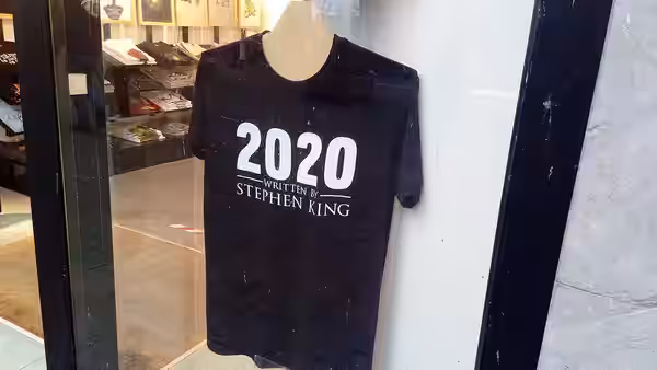 A t-shirt claiming that 2020 was "a horror story" as if Stephen King had written it for sale at a small local store, that is located in the Rotterdammer neighbo