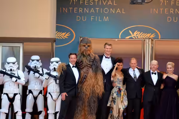 Présentation de "Solo : a Star Wars story" au festival de Cannes. Des figurants habillés en stormtroopers et en Chewbacca, le producteur Simon Emanuel, Joonas S (2018)