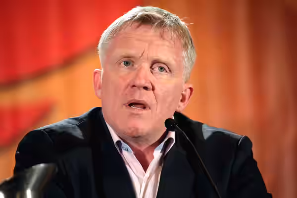 Anthony Michael Hall speaking at the 2017 Phoenix Comicon at the Phoenix Convention Center in Phoenix, Arizona. Please attribute to Gage Skidmore if used elsewh