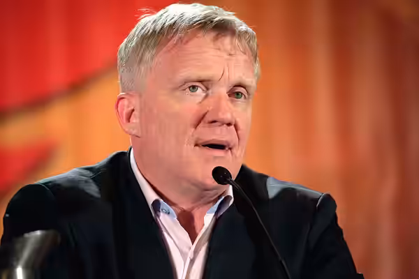 Anthony Michael Hall speaking at the 2017 Phoenix Comicon at the Phoenix Convention Center in Phoenix, Arizona. Please attribute to Gage Skidmore if used elsewh