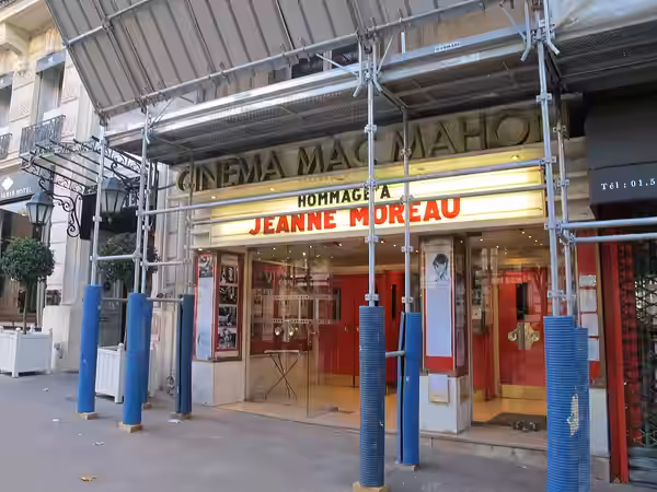 Façade du cinéma Mac Mahon, 5 de l'avenue Mac-Mahon (Paris, 17e). "Hommage à Jeanne Moreau" en devanture", quelques semaines après sa mort. (2017)