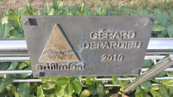 Ceduľa Artist´s Mission Award (Hercova misia) na MFF Art Film pripevnená na novom moste slávy v Trenčianských Tepliciach. (2024)