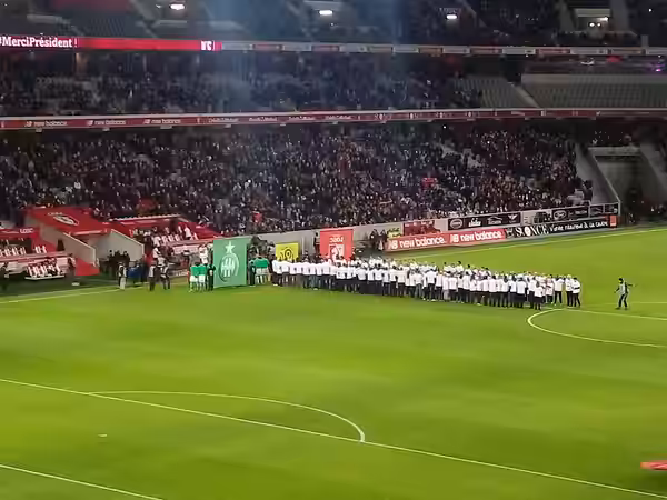 Salariés et membres du Lille OSC faisant une haie d'honneur à Michel Seydoux pour son dernier match comme président avant Lille/Saint-Etienne, comptant pour la  (2017)