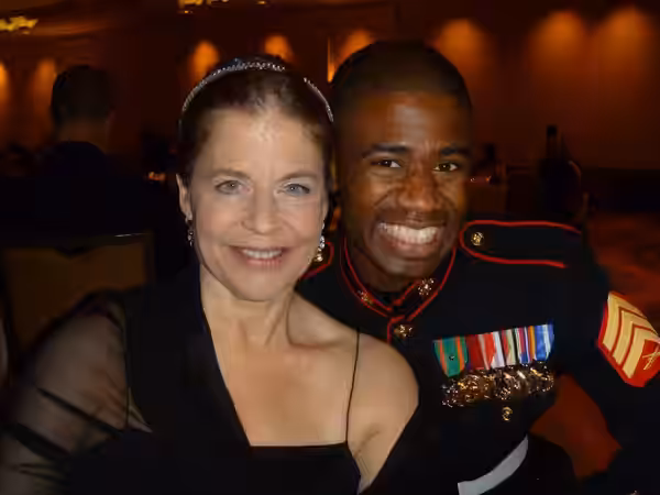 Marine Sgt. Raymond Lewis, combat correspondent with the 8th Marine Corps District, and Linda Hamilton, actress known from her role as Sarah Conner in "Terminat (2011)