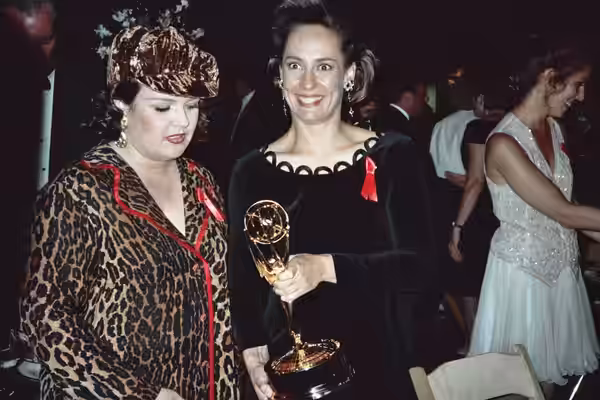 Las actrices Rosie O'Donnell y Laurie Metcalf en la entrega de los premios Emmy. (1992)