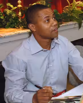 Virginia Beach. Actor Cuba Gooding signs an autograph Fort Story Virginia. (2006)