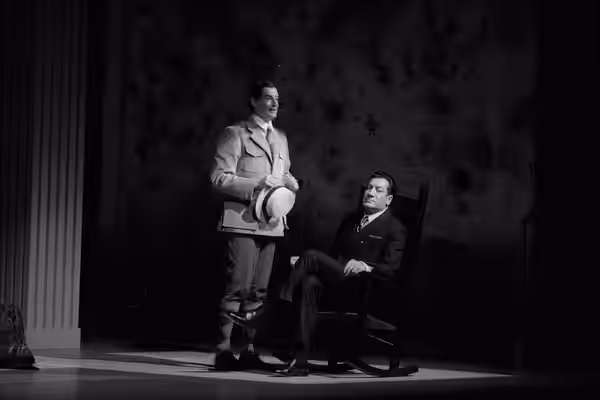 Théâtre Sorano. Le 14 Novembre 1987. Vue de Jean-Claude Dreyfus assis dans un fauteuil avec un acteur debout, jouant la pièce, L'étrange intermède d'Eugène O'Ne