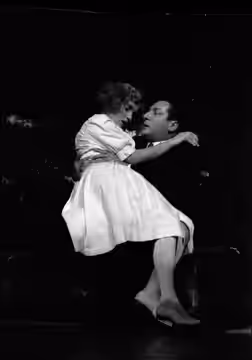 Théâtre Sorano. Le 14 Novembre 1987. Vue de Marie-Christine Barrault dans les bras de Jean-Claude Dreyfus sur scène, jouant la pièce, L'étrange intermède d'Eugè