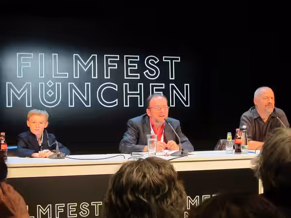 Publizist Robert Fischer (Mitte) moderierte auf dem Filmfest München 2014 ein Gespräch mit Kinderdarsteller Kyle Catlett und Regisseur Jean-Pierre Jeunet über d