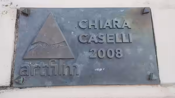 Ceduľa Artist´s Mission Award (Hercova misia) na MFF Art Film pripevnená na starom moste slávy v Trenčianských Tepliciach. (2024)