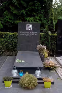 Grób aktora Władysława Kowalskiego na Cmentarzu Wojskowym na Powązkach w Warszawie (2019)