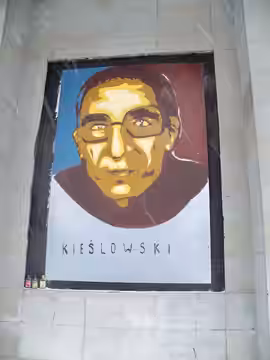 Galeria osobowości kultury Warszawy XX w. Trasa Łazienkowska w Warszawie. Portret Krzysztofa Kieślowskiego. (2010)