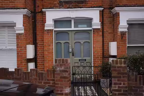 Luca Prodan has lived and owned this house in the 30b Thames Road in Chiswick, Greater London. Stewart Copeland, drummer of the English rock band the Police has (2021)