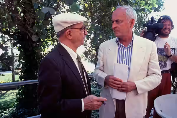 Il regista Alberto Lattuada con James Ivory alla Mostra del cinema di Venezia del 1991