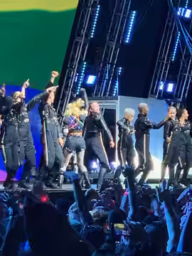 <a href="http://www.artskooldamage.blogspot.com" rel="noreferrer nofollow">www.artskooldamage.blogspot.com</a> Madonna performing at the Stonewall 5 (2019)