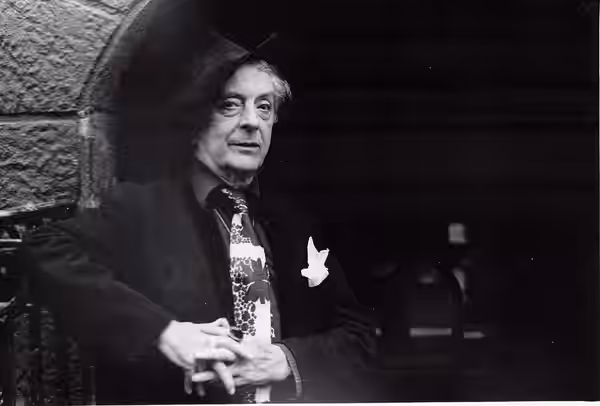 Portrait of Quentin Crisp, photographed in New York City in 1985 by Mary Motley Kalergis for The Guardian (UK). Copyright was retained by the photographer.