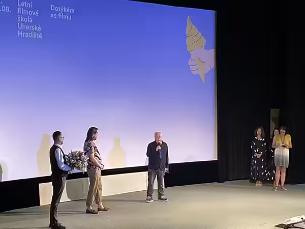 Jim Sheridan přebírá cenu AČFK na Letní filmové škole 2022