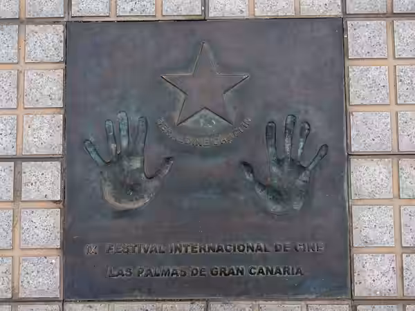 Stern und Handabdruck von Geraldine Chaplin im Straßenpflaster vor dem Auditorio Alfredo Kraus, Las Palmas (Gran Canaria) (2013)