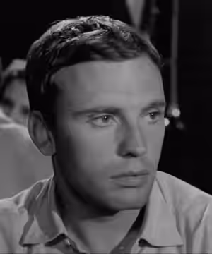 Jean-Louis Trintignant in una scena del film Il sorpasso (1962), girato in Italia