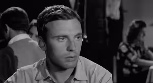 Jean-Louis Trintignant in una scena del film Il sorpasso (1962), girato in Italia